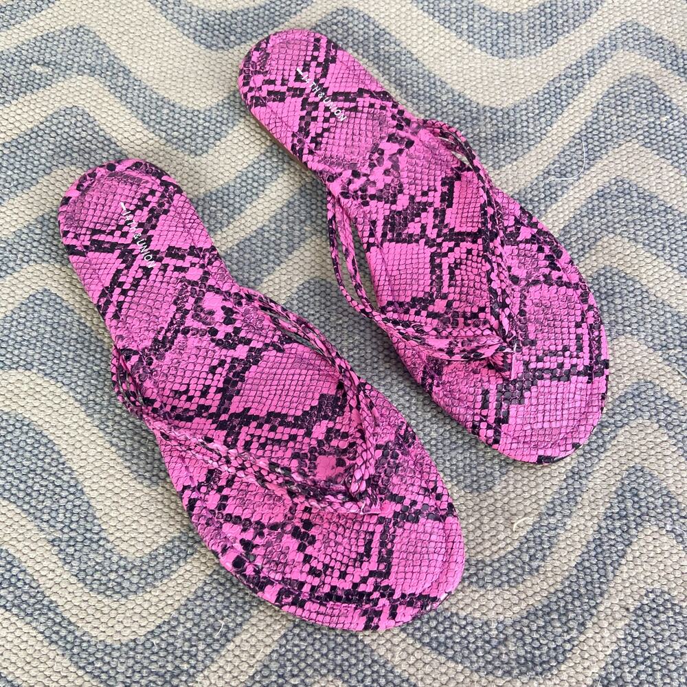 14th & Union Dessie Strappy Thong Sandals 9 Pink Snakeskin Print